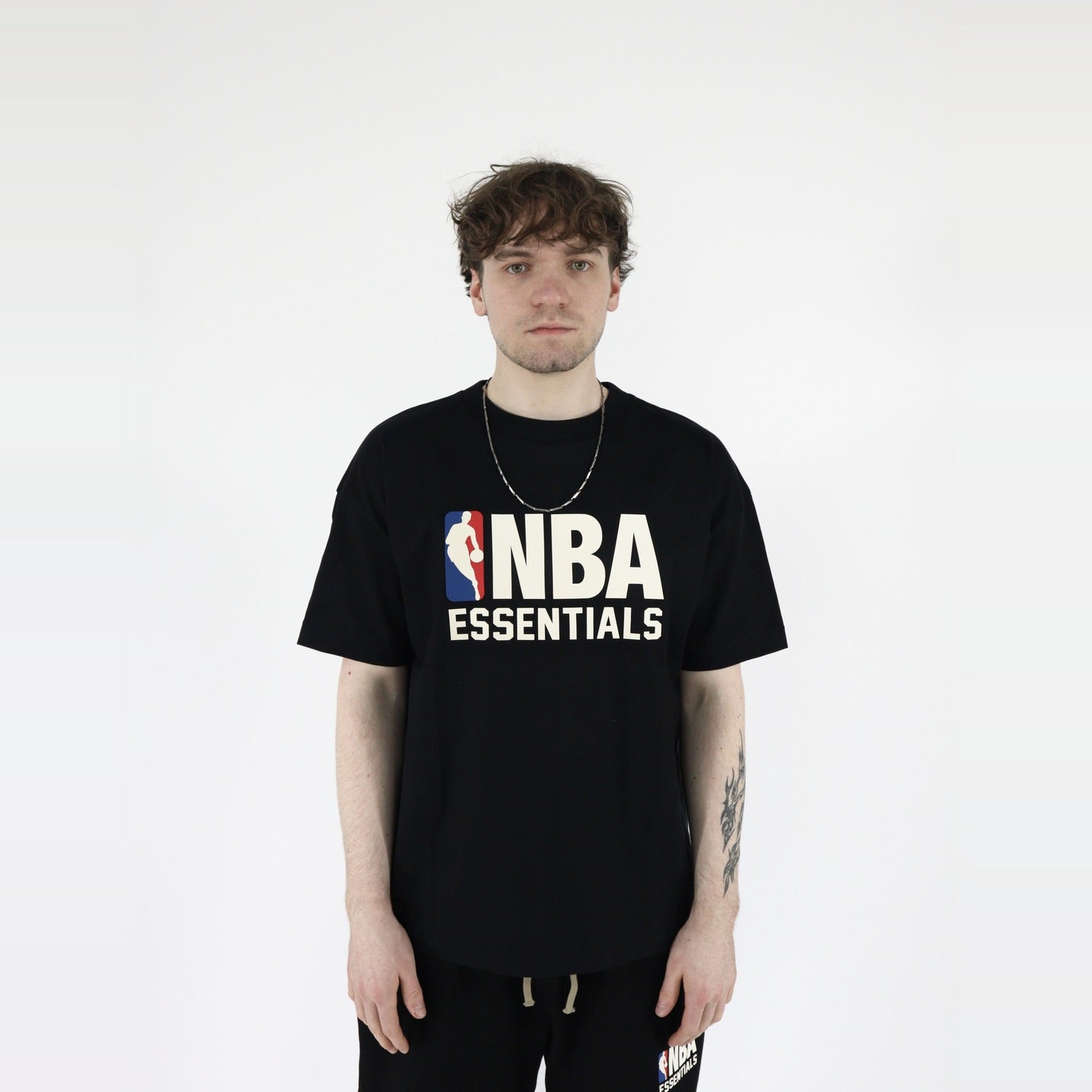 Fear of God Essentials NBA S24 T-Shirt Black - PIKASTORE-Clothing-Fear of God-pikastore.cz