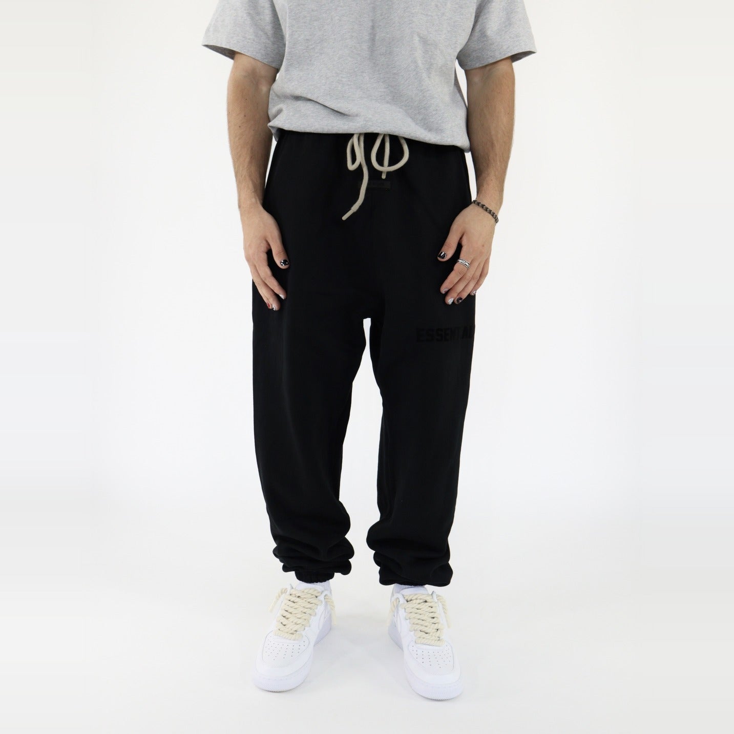 Fear of God Essentials S23 Sweatpants Black - PIKASTORE-Clothing-Fear of God-pikastore.cz