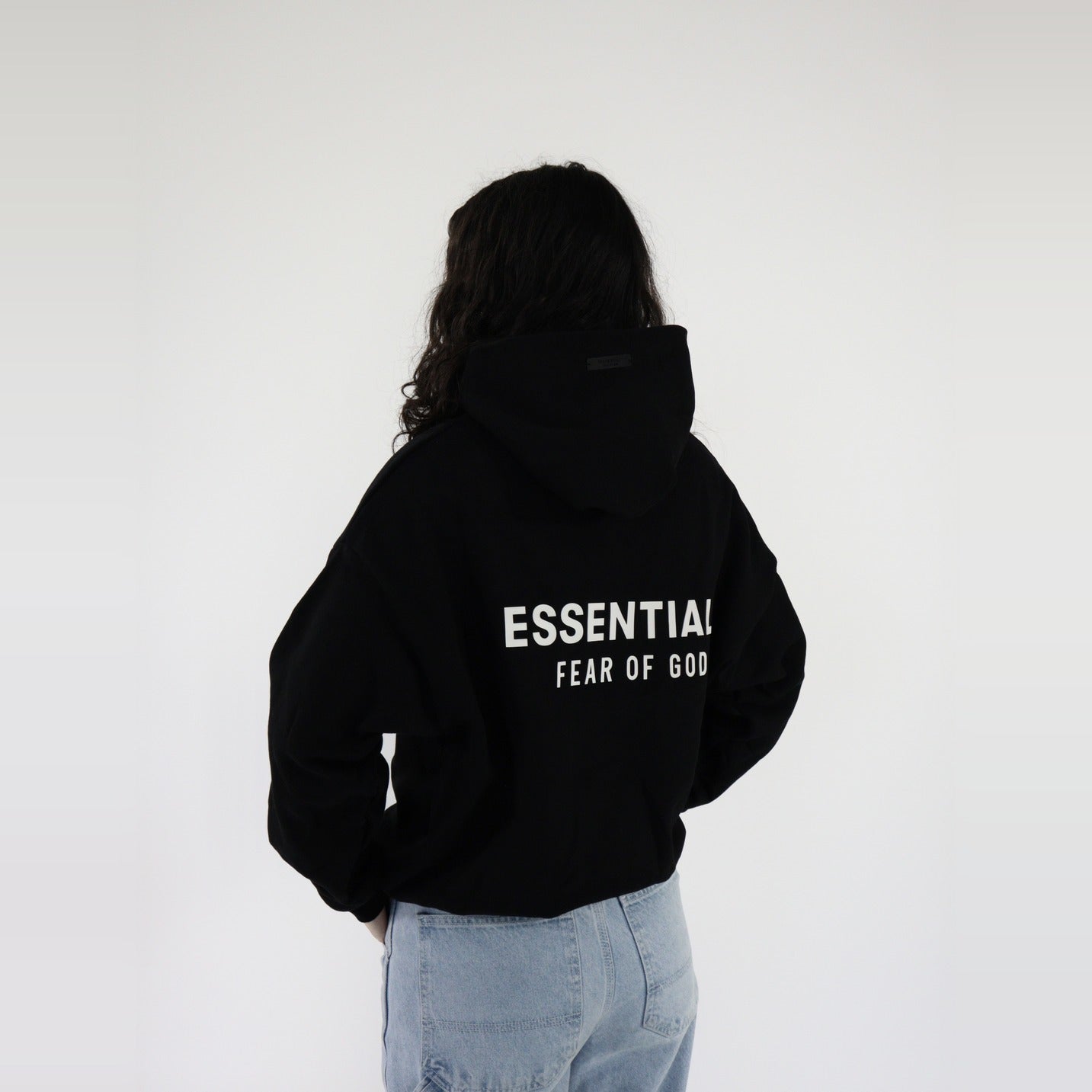Fear of God Essentials Fleece Hoodie S24 Black - PIKASTORE-Clothing-Fear of God-pikastore.cz