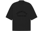 Fear of God Essentials S23 Arch Logo T-Shirt Black - PIKASTORE-Fear of God-pikastore.cz