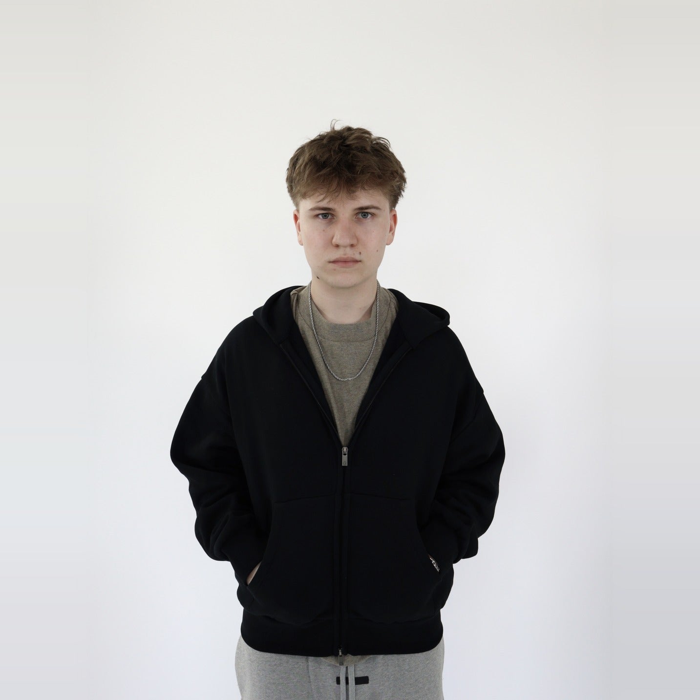 Fear of God Essentials S25 Zip-Up Hoodie Jet Black - PIKASTORE-Clothing-Fear of God-pikastore.cz