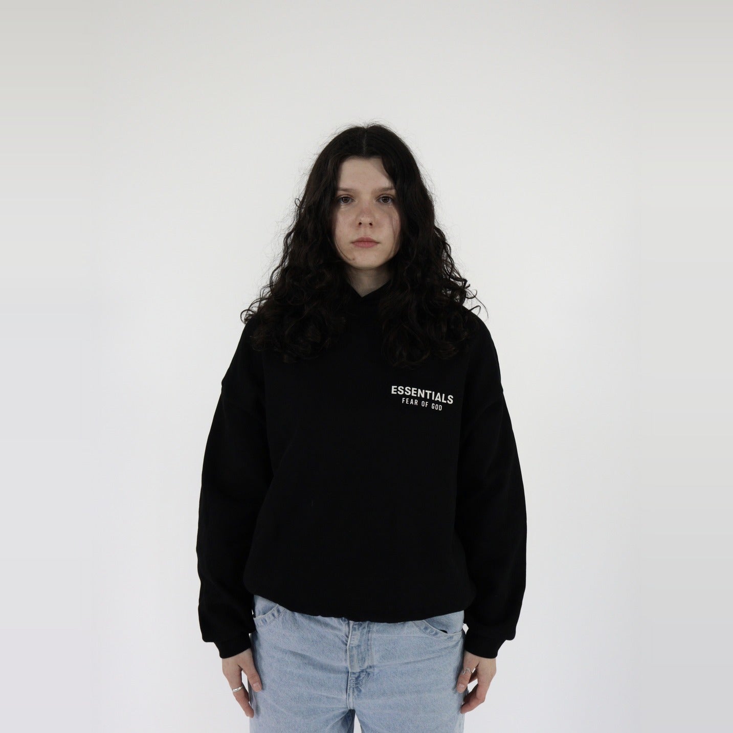 Fear of God Essentials Fleece Hoodie S24 Black - PIKASTORE-Clothing-Fear of God-pikastore.cz