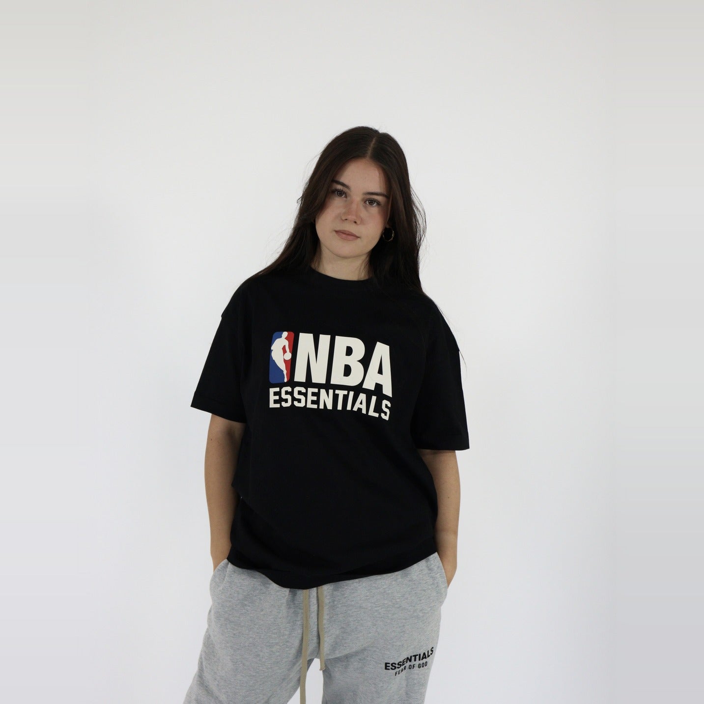 Fear of God Essentials NBA S24 T-Shirt Black - PIKASTORE-Clothing-Fear of God-pikastore.cz
