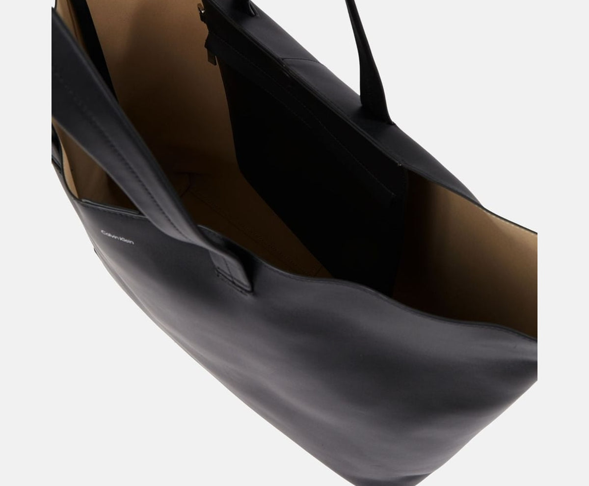 Calvin Klein Leather tote bag Black – taška – fotka 3 z 5