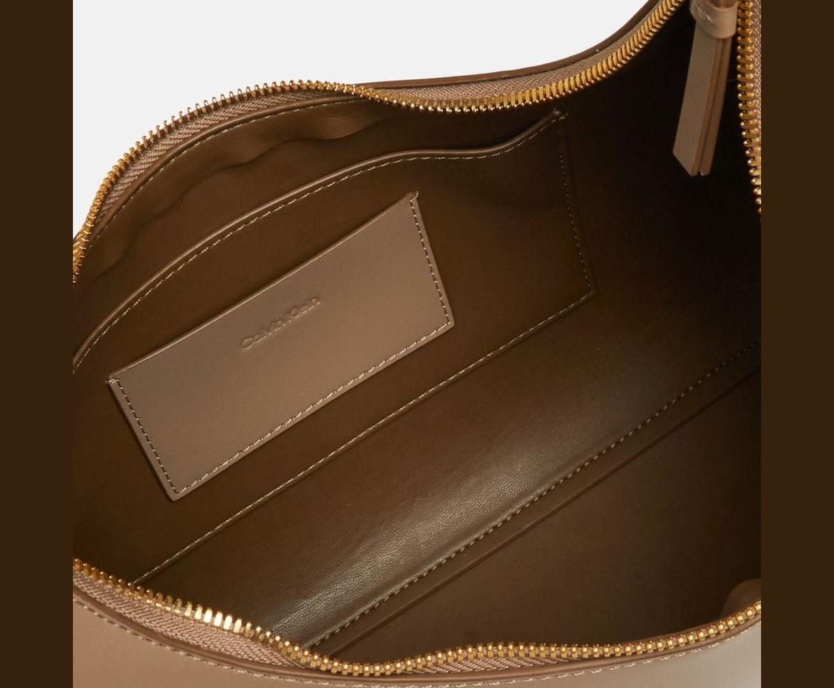 Calvin Klein Leather shoulder bag Emblem Taupe – Tasche – Foto 3 von 5