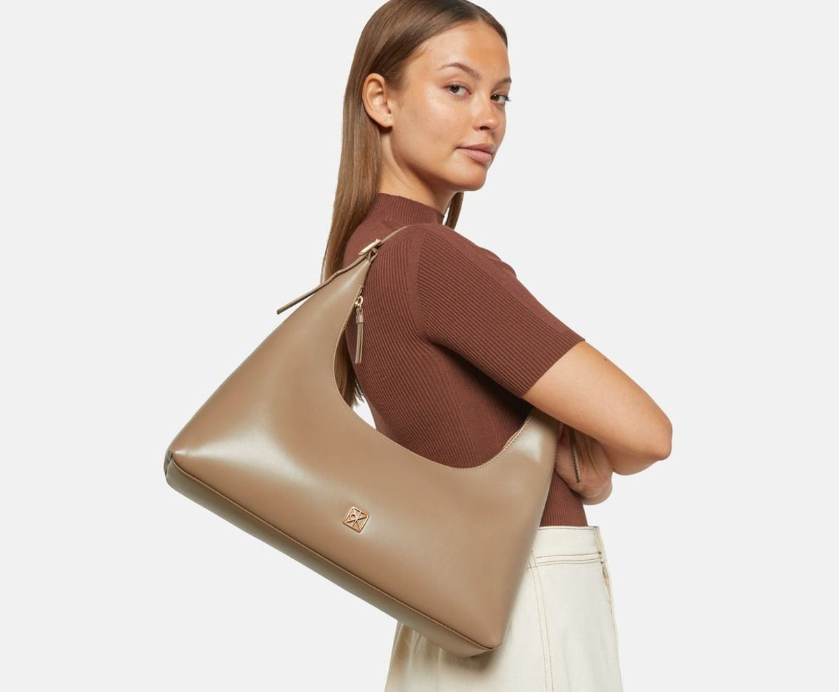 Calvin Klein Leather shoulder bag Emblem Taupe – Tasche – Foto 5 von 5